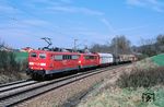 151 034 mit 151 166 im Schlepp vor einem Güterzug bei Laaber-Edlhausen. (18.04.2013) <i>Foto: Thomas Konz</i>