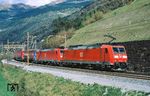 185 098 mit 185 132 vor dem "Winner-Zug" KT 41051 (Wuppertal-Langerfeld - Piacenza/It) auf der Gotthardstrecke bei Faido. (17.10.2014) <i>Foto: Thomas Konz</i>