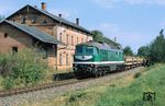 V 300 002 der Wismut GmbH (ex 232 405) mit Gz 66232 im ehemaligen Bahnhof Großbraunsheim an der Bahnstrecke Meuselwitz-Ronneburg im ostthüringischen Altenburger Land. (15.08.2013) <i>Foto: Thomas Konz</i>