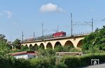 Das Wahrener Eisenbahnviadukt ist Teil des Leipziger Güterrings zwischen Leutzsch und Wahren / Wiederitzsch. 243 005 überführt vier Reisezugwagen von Leipzig-Plagwitz nach Halle über das Viadukt, das auch immer mehr zuwächst. (24.06.2024) <i>Foto: Ralf Opalka</i>