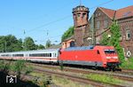 Wegen einer Streckensperrung in Duisburg-Kaiserberg tauchten im Juli 2024 wieder einige Umleiterzüge auf der Wupperstrecke auf. Der einzige lokbespannte Zug war allerdings der IC 2155/2156 von und nach Gera. 101 083 führt den IC 2155 (Köln - Gera) durch Wuppertal-Unterbarmen. (29.07.2024) <i>Foto: Wolfgang Bügel</i>