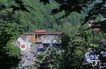 Die nächste Fotostelle, die dem ungezügelten Vegetationswachstum zum Opfer fallen wird, ist der bekannte Blick auf die Sonnborner Wupperbrücke oberhalb des Wuppertaler Zoos. 185 073 fährt vor EZ 51282 nach Köln-Kalk Nord über die Wupper. (29.07.2024) <i>Foto: Wolfgang Bügel</i>