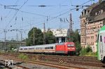 Murphy ließ an diesem Tag nicht locker, und so hätte beinahe eine S 8 das Bild mit 101 090 am umgeleiteten IC 2156 (Gera - Köln) in Wuppertal-Oberbarmen versaut. (30.07.2024) <i>Foto: Wolfgang Bügel</i>