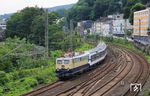 Die ehemalige "Rheingoldlok" E 10 1239 fährt mit einem DLr nach Köln in Wuppertal Hbf ein. (31.07.2024) <i>Foto: Wolfgang Bügel</i>