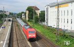 Am vorletzten Tag der Umleiterzüge über die Wupperstrecke bespannte 101 067 den IC 2155 nach Gera, der hier Wuppertal-Barmen hinter sich lässt. (01.08.2024) <i>Foto: Wolfgang Bügel</i>