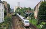 401 054 begegnet als ICE 5206 nach Hamburg-Altona in Wuppertal-Barmen einer Schwebebahn. Im Hintergrund ist das Heizkraftwerk am Clef zu sehen. (02.08.2024) <i>Foto: Wolfgang Bügel</i>