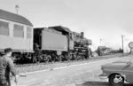 Während 38 2011 im Bahnhof Norddeich Mole vor P 2276 auf die Abfahrt wartet, erreicht eine weitere P 8 mit E 581 aus Goslar die Nordseeküste. (04.1962) <i>Foto: Hermann Gerdes</i>