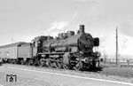 38 2011 (Henschel, Baujahr 1917) war seit 1947 in Oldenburg stationiert und beschloss dort im Juni 1963 auch ihre aktive Dienstzeit. Im Bahnhof Norddeich Mole wartet sie auf die Fahrgäste von den Inseln Juist und Norderney. (04.1962) <i>Foto: Hermann Gerdes</i>