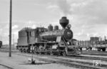 Dampflok No. 840 der finnischen Staatsbahn (VR) Baureihe K5. Mit der Änderung des finnischen Baureihenschemas 1942 erhielt die Baureihe K5 die neue Reihenbezeichnung Tk3. Lok 840 war eine Heißdampflok mit der Achsfolge 1’D h2. Obwohl sie nur eine Höchstgeschwindigkeit von 60 km/h hatte, wurde sie auf allen Strecken der VR vor Reise- und Güterzügen universell eingesetzt. Sie war mit einem dreiachsigen Tender gekuppelt, der 9,5 m³ Wasser und wahlweise 4,5 t Kohle oder 10 m³ Brennholz aufnehmen konnte. Zwischen 1927 und 1953 wurden 161 Lokomotiven gebaut. Die VR setzte sie bis 1975 ein.  (07.1962) <i>Foto: Hermann Gerdes</i>