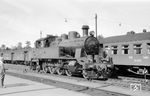 Tenderlok 772 der finnischen Staatsbahn VR (Original-Baureihe N1, ab 1942 Pr1) mit einem jugendlichen Bewunderer vermutlich in Helsinki. 16 Maschinen wurden zwischen 1924 und 1926 speziell für den Schienennahverkehr in der Region Helsinki gebaut. Die ersten sechs Maschinen lieferte Hanomag. Die zuletzt im Güterverkehr eingesetzten Lokomotiven wurden alle 1972 ausgemustert. (07.1962) <i>Foto: Hermann Gerdes</i>