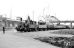 DSB-Lok 482 rangiert im dänischen Fährhafen Gedser. Die dreiachsigen Tenderloks der Dänischen Staatsbahnen (DSB) wurden als Baureihe F zusammengefasst. Wegen ihrer vergleichsweise geringen zulässigen Höchstgeschwindigkeit von 45 oder 50 km/h wurden sie in erster Linie im Rangierdienst eingesetzt. Zwischen 1893 und 1949 wurden insgesamt 132 Lokomotiven in Dienst gestellt; sie gehören drei unterschiedlichen Bauarten an. Lok No. 482 gehörte der Bauart II an. Die unkomplizierten und robusten Nassdampf-Lokomotiven, deren Bauart an die überaus erfolgreiche preußische T 3 erinnerte, waren in praktisch allen Regionen Dänemarks zu finden.  (07.1962) <i>Foto: Hermann Gerdes</i>