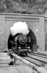 50 296 vom Bw Schwerte (Ruhr) verläßt den 936 m langen Buchholzer Tunnel in Altena. (08.1962) <i>Foto: Hermann Gerdes</i>