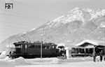 Um Weihnachten 1962 lag richtig viel Schnee in Garmisch-Partenkirchen. E 44 002 übernimmt eine Zuggarnitur nach Reutte in Tirol. Damals wäre niemand auf die Idee gekommen, bei solchen Wetterlagen den Betrieb einzustellen. (12.1962) <i>Foto: Hermann Gerdes</i>