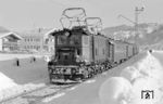 ÖBB 1145.11 fährt mit einem Eilzug aus Innsbruck in Garmisch-Partenkirchen ein. (03.1963) <i>Foto: Hermann Gerdes</i>