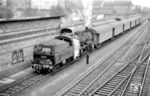 Im Bahnhof Gießen macht sich die hier stationierte 55 4076 bei der Bereitstellung von Zuggarnituren nützlich. (03.1963) <i>Foto: Hermann Gerdes</i>