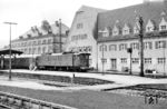 Die Nürnberger E 52 16 erhält mit einem Personenzug nach Nürnberg Ausfahrt im Bahnhof Kronach an der Frankenwaldbahn. (03.1963) <i>Foto: Hermann Gerdes</i>