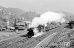 03 1008 verlässt mit E 1797 (Frankfurt/M - Hagen) den Bahnhof Altena (Westf). Auf dem Klusenberg trohnt die Burg Altena aus dem 12. Jahrhundert. Von den umfangreichen Gleisanlagen sind heute nur noch zwei Durchgangsgleise übrig geblieben. (05.1963) <i>Foto: Hermann Gerdes</i>