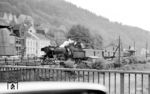 Aus dem Seitenfenster des vor der Bahnschranke wartenden Pkw gelang dieser Schnappschuss der aus Altena ausfahrenden Siegener 23 011. (05.1963) <i>Foto: Hermann Gerdes</i>