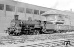 ÖBB 57.295 (WrN, Baujahr 1921) vor einem Güterzug am Stellwerk 2 im Bahnhof Donawitz. Im dortigen Hüttenwerk konzentrierte sich die österreichische Fertigung von warmgewalzten Profilen, Trägern, Schienen und Draht. (07.1963) <i>Foto: Hermann Gerdes</i>