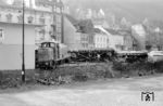 Bei Rangierarbeiten im Bahnhof Altena (Westf) entgleiste V 60 614 vom Bw Hagen-Eckesey und kam unmittelbar am Stellwerk "Ap" zum Stehen. (12.1963) <i>Foto: Hermann Gerdes</i>