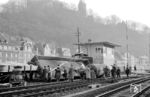 Der Rangierunfall der V 60 614 im Bahnhof Altena (Westf) rief offenkundig auch viele "hohe Herrschaften" des Hagener Maschinenamts auf den Plan, die sich an der Unfallstelle wichtig machten. (12.1963) <i>Foto: Hermann Gerdes</i>