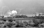 Die Siegener 57 1924 hilft beim Bauzugeinsatz im Bahnhof Altena (Westf). Dabei dürfte es wohl um die anstehende Inbetriebnahme des neuen Dr-Stellwerks "Af" im Hintergrund gehen. (02.1964) <i>Foto: Hermann Gerdes</i>