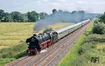 Souverän beförderte 012 104 auch dieses Mal den Sonderzug von Hamburg-Altona nach Westerland (Sylt), aufgenommen bei Wilster zwischen Itzehoe und Hochdonn. (03.08.2024) <i>Foto: Atijana Schmidt</i>