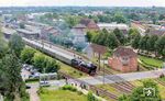 012 104 verlässt mit DPE 89037 nach Westerland (Sylt) den Bahnhof Niebüll über den Bahnübergang an der Gather Landstraße. Daneben steht das Fahrdienstleiter-Stellwewrk "Nf" aus dem Jahr 1926. Nach 100 Jahren soll es 'geplant' 2027 außer Betrieb gehen. Rechts oben befinden sich die Betriebsanlagen der Norddeutschen Eisenbahngesellschaft Niebüll mbH (neg) mit dem Streckengleis nach Dagebüll Mole. (03.08.2024) <i>Foto: Joachim Schmidt</i>