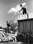 Nicht unbedingt den wohl auch damals geltenden Unfallverhütungsvorschriften entsprach diese lässige Art der Holzverladung.  (1934) <i>Foto: RVM</i>