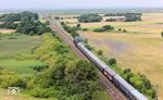 012 104 mit DPE 89037 auf dem Weg nach Sylt. Hinter Klanxbüll ist bereits die Nordsee in Sichtweite. (03.08.2024) <i>Foto: Joachim Schmidt</i>