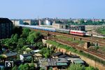 118 386 vom Bw Berlin-Grunewald mit dem französischen Militärzug Db 1040 (Berlin-Tegel - Strasbourg) in Berlin-Wedding. (1984) <i>Foto: Konrad Koschinski</i>