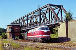 118 326 vom Bw Berlin-Grunewald mit dem französischen (Militär-)Güterzug Dgb 44474 und (geliehenem) amerikanischen Güterzugbegleitwagen am Stellwerk "Chag" in Berlin Charlottenburg Gbf. Der Güterzugbegleitwagen hinter der Lok, ein sog. 'Caboose', wurde früher hauptsächlich im Westen der USA eingesetzt wegen der dort häufig unbestezten Ausweich- und Überholbahnhöfe, die ortsbediente Weichen besaßen. Daher wurde sowohl an der Zugspitze als auch am Zugende Personal benötigt, um das Hauptgleis möglichst schnell räumen und damit den Fahrplan ohne zu große eingeplante Wartezeiten einhalten zu können.  (30.07.1983) <i>Foto: Manfred Verhoolen</i>