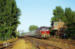 132 465 vom Bw Stralsund mit einem Schnellzug an der Blockstelle Brückenallee in Berlin-Bellevue.  (1985) <i>Foto: Manfred Verhoolen</i>