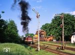 Nein, hier startet keine Dampflok, sondern 202 287 vom Bh Berlin-Pankow mit einer Regionalbahn im Bahnhof Zernsdorf an der Strecke Grunow–Königs Wusterhausen. (10.05.1998) <i>Foto: Manfred Verhoolen</i>