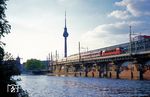 103 192 mit einem IC am Spreeufer nahe der S-Bahn-Station Jannowitzbrücke in Berlin-Mitte. (19.05.1998) <i>Foto: Manfred Verhoolen</i>