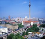 Blick vom Hochhaus an der Holzmarktstraße 75 auf 103 216, die mit D 243 (Paris Nord - Berlin Ostbahnhof) auf der Berliner Stadtbahn vor der Kulisse von Museumsinsel, Rotem Rathaus und Fernsehturm unterwegs ist. (28.05.1998) <i>Foto: Manfred Verhoolen</i>