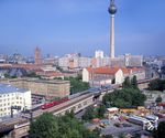 112 112 mit EN 228 "Donau-Spree-Kurier" (Budapest-Keleti pu. - Hegyeshalom - Wien Westbf - Passau - Leipzig - Berlin Zoo - Berlin Ostbahnhof) auf der Berliner Stadtbahn zwischen Alexanderplatz (im Hintergrund) und Jannowitzbrücke. (28.05.1998) <i>Foto: Manfred Verhoolen</i>