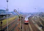 118 654 vom Bw Berlin-Grunewald mit dem französischen Militärzug Db 1040 (Berlin-Tegel - Strasbourg) in Berlin-Moabit Gbf. (1985) <i>Foto: Manfred Verhoolen</i>