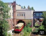 Ein S-Bahnzug (BR 275) nach Lichterfelde Süd verlässt den S-Bahnhof Berlin Gesundbrunnen. Der Bahnhof liegt an der Berliner Ringbahn und ist mit zehn Bahnsteiggleisen auch heute noch ein stark frequentierter Umsteigebahnhof zwischen Fern- und Nahverkehr. Neben der S-Bahn bietet er Anschluss zum innerstädtischen Verkehr mit Bussen oder – über den gleichnamigen U-Bahnhof der BVG – zur Linie U8.  (1984) <i>Foto: Manfred Verhoolen</i>