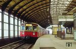 Ein S-Bahnzug nach Wannsee im Lehrter Stadtbahnhof. Der Lehrter Stadtbahnhof war von 1882 bis 2002 eine Bahnstation im Zentrum Berlins. Auf der Stadtbahnstrecke war er nach dem Bau der Berliner Mauer 1961 in Richtung Osten der letzte Bahnhof im Westteil Berlins, der folgende Bahnhof Berlin Friedrichstraße lag bereits im Sowjetischen Sektor. Wegen der Bauarbeiten für den neuen Berliner Hauptbahnhof wurde der Lehrter Stadtbahnhof im Sommer 2002 abgerissen.  (1984) <i>Foto: Manfred Verhoolen</i>