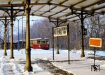 Eine S-Bahn (BR 275) im Bahnhof Wittenau Kremmen Bahn. Die Station wurde 1893 unter dem Namen Dalldorf (Kremmener Bahn) eröffnet. Seit Januar 1906 trug sie den Namen Wittenau (Kremmener Bahn), obwohl sie nicht in Wittenau, sondern im Ortsteil Reinickendorf liegt. 1984 wurde der Betrieb für mehrere Jahre eingestellt. Bei der Wiedereröffnung der Station im Jahr 1995 erhielt diese den Namen Karl-Bonhoeffer-Nervenklinik nach dem Namen des ein Jahr zuvor eröffneten U-Bahnhofs der Linie U8. Beide Stationszugänge liegen allerdings etwa 300 Meter auseinander, der U-Bahnhof bereits im Ortsteil Wittenau. Das Bahnsteigdach wurde nach einem Sturm im Jahr 2005 abgebaut; erhalten sind die denkmalgeschützten Dachstützen aus Gusseisen. Die Bauform des Daches ist einmalig auf der Kremmener Bahn, sie entspricht dem auf einer Reihe von Bahnhöfen der Wannseebahn gebautem Typ. (1984) <i>Foto: Manfred Verhoolen</i>