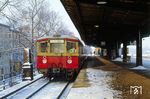 Ein S-Bahnzug nach Lichtenrade ist im Bahnhof Wollankstraße eingetroffen. Der Bahnhof befindet sich an der 1877 eröffneten Berliner Nordbahn. Er liegt im Berliner Ortsteil Pankow und bildete während des Bestehens der Berliner Mauer eine Ausnahme: Hier verlief unmittelbar die Sektorengrenze, die Station lag auf Ost-Berliner Gebiet, hatte jedoch nur einen Zugang von West-Berlin aus.  (1984) <i>Foto: Manfred Verhoolen</i>