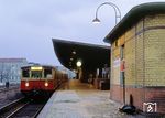 Eine S-Bahn nach Frohnau im Bahnhof Wollankstraße. Bei seiner Eröffnung hieß der Bahnhof noch Prinzenallee und war bis 1891 nur ein Bedarfshalt. Aufgrund seiner Lage im Berliner Bezirk Pankow wurde er 1879 in Pankow (Prinzenallee) und 1893 in Pankow (Nordbahn) umbenannt. Nach der Hochlegung der Strecke im Jahr 1903 wurde der Haupteingang von der Sternstraße zur Wollankstraße verlegt, der Zugang von der Sternstraße blieb aber erhalten. Am 3. Oktober 1937 bekam der Bahnhof seine heutige Bezeichnung Wollankstraße.  (1984) <i>Foto: Manfred Verhoolen</i>