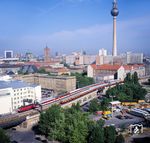 Auf der Berliner Stadtbahn an der Holzmarktstraße begegnet 112 160 vor IC 173 mit dem traditionsreichen Namen "Vindobona", der seine Reise nach Wien Südbf in Berlin Zoologischer Garten begonnen hatte, einer S-Bahn. (28.05.1998) <i>Foto: Manfred Verhoolen</i>