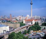 Ein ICE 2 als ICE 645 "Leopold von Buch" aus Hannover liefert sich auf der Berliner Stadtbahn zwischen den S-Bahnstationen Alexanderplatz und Jannowitzbrücke ein Wettrennen mit einer S-Bahn. (28.05.1998) <i>Foto: Manfred Verhoolen</i>