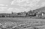 Göschwitz ist ein Stadtteil im Süden von Jena und gehörte bereits zwischen 1922 und 1924 einmal zu Jena, die endgültige Eingemeindung erfolgte aber erst 1969. 41 1289 wird gleich den Bahnhof Göschwitz erreichen. Oberhalb der Lok ist die Dorfkirche zu sehen. Diese wurde erstmals 1510 urkundlich erwähnt und brannte 1743 nieder, 1752 erfolgte der Neuaufbau. (03.1978) <i>Foto: Martin Heller</i>