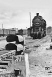 56 2025 hat mit ihren Zug den Bahnhof Poltawa erreicht (vgl. Bild-Nr. 74726). Links im Hintergrund ist das zerstörte Bahnhofsgebäude zu erkennen. Der bedeutende Bahnknoten im Osten der Ukraine ist bereits mit modernster sowjetischer Signaltechnik ausgestattet, wie das kleine Rangier-Lichtsignal im Vordergrund zeigt. (09.1942) <i>Foto: RVM (Ittenbach)</i>