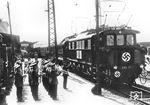 E 04 21 (Bw München Hbf) in zeitgenössischer Aufmachung vor dem Eröffnungszug des elektrischen Betriebes zwischen Augsburg und Nürnberg in Augsburg Hbf. Die Teilnehmer des mit viel Prominenz besetzten Sonderzuges, u.a. mit dem Generaldirektor der Deutschen Reichsbahn Julius Dorpmüller, werden vom Reichsbahnorchester empfangen. (10.05.1935) <i>Foto: RVM (Scherl)</i>