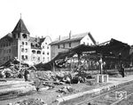 Die zerstören Anlagen im Bahnhof Immenstadt nach dem amerikanischen Fliegerangriff vom 22. Februar 1945. Am 24. April 1945 erfolgten weitere US-Tieffliegerangriffe auf Proviant- und Munitionszüge im Bahnhof. Über Schäden ist nichts bekannt. Am 29. April 1945 erfolgten weitere US-Tieffliegerangriffe, am 30. April 1945 der Beschuss der Stadt durch französische Artillerie. Mit dem Einmarsch der 1. französischen Panzerdivision endete am 30. April 1945 der Krieg in Immenstadt. (02.1945) <i>Foto: RBD Augsburg</i>