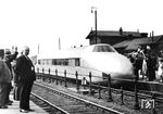 Der von Franz Kruckenberg 1929 konstruierte Schienenzeppelin (offizielle Reichsbahnbezeichnung VT 137 500) wurde von einem hölzernen Flugzeugpropeller am Heck angetrieben. Er entstand 1930 im Eisenbahn-Ausbesserungswerk Hannover-Leinhausen und stellte am 21. Juni 1931 mit 230,2 km/h einen Geschwindigkeitsweltrekord auf, der 24 Jahre lang Bestand hatte. Dennoch wurde diese Technik nicht weiter verfolgt und der Schienenzeppelin 1939 verschrottet. Auf seiner "Deutschlandfahrt" von Berlin ins Ruhrgebiet wurde er von zahllosen Schaulustigen in Duisburg (-Großenbaum?) erwartet. (15.06.1931) <i>Foto: Kemkes</i>